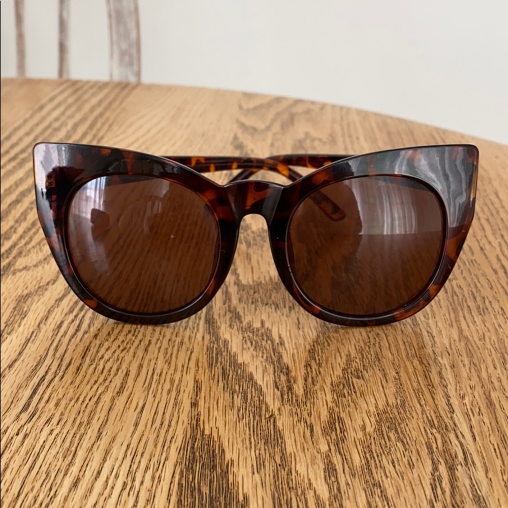 Cat eye tortoise shell sunglasses CJLA